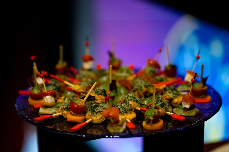 Un plateau de bouchées dressé pour un cocktail