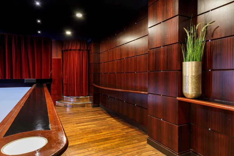 Le comptoir arrondi de l'espace cocktail et ses boiseries