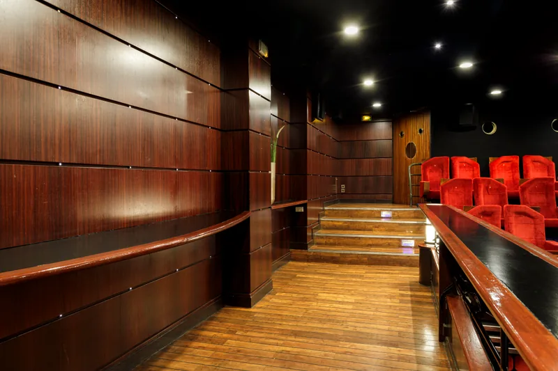 L'enfilade de boiseries qui mène à la salle