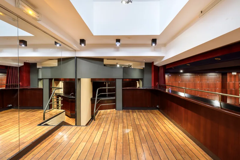 L'espace cocktail et l'escalier qui redescend vers la salle
