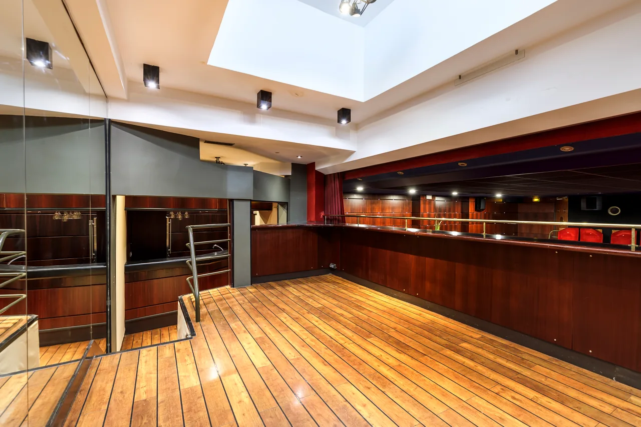 L'espace cocktail sous la verrière, parquet et comptoir