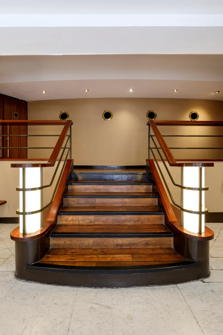 L'escalier Art Déco et ses appliques d'origine