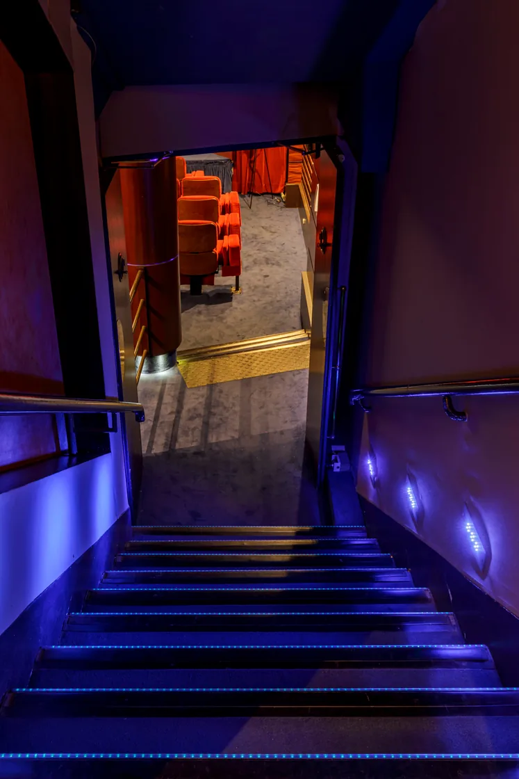 L'escalier de la salle sous son éclairage bleu