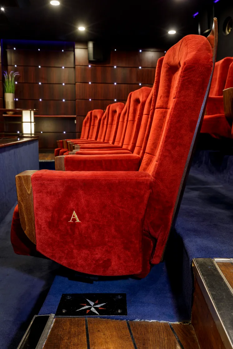 Un fauteuil de velours et son rang repéré par la lettre A