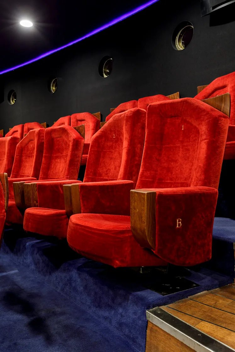 Deux fauteuils de velours, accoudoirs de bois, rang repéré par la lettre B