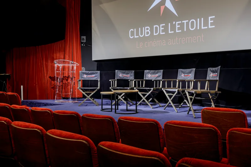 Le plateau dressé face à l'écran, prêt pour une rencontre