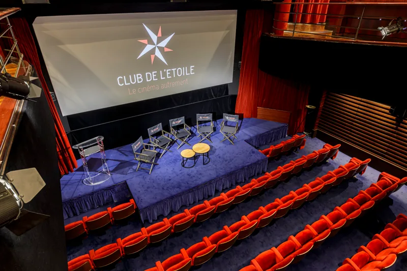 Le plateau de conférence installé au pied de l'écran