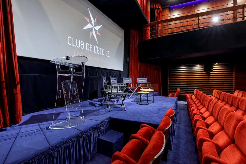 Le plateau équipé d'un pupitre, prêt pour une présentation