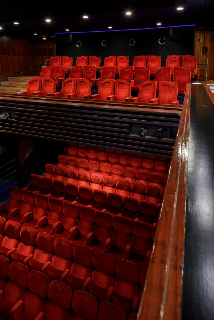 Les rangées de fauteuils vues en plongée
