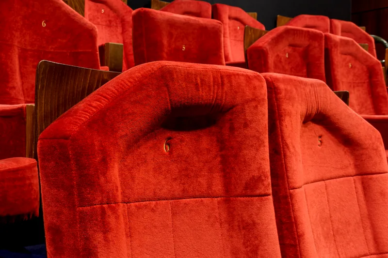 Détail du velours rouge des dossiers de fauteuils