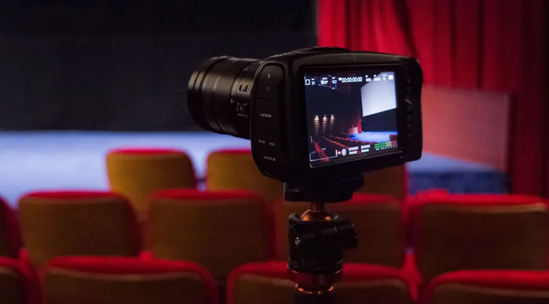 Une caméra du studio installée face aux fauteuils