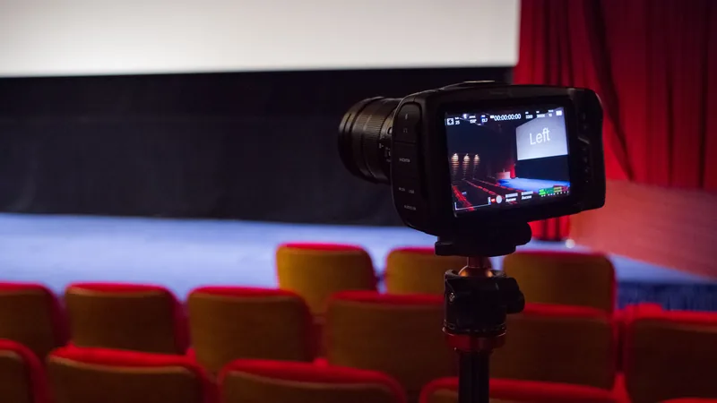 Une caméra du studio face à l'écran