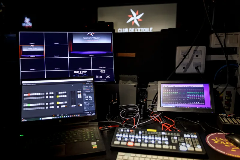 La régie du studio et ses écrans de contrôle