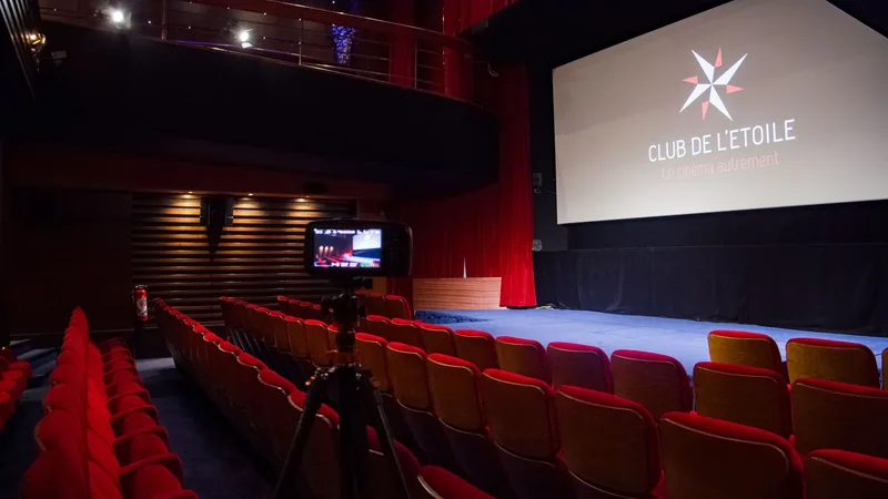 La salle vue du fond, une caméra du studio en place au centre