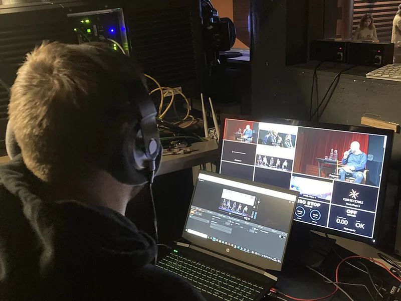 Un technicien du studio au multiview, pendant une captation
