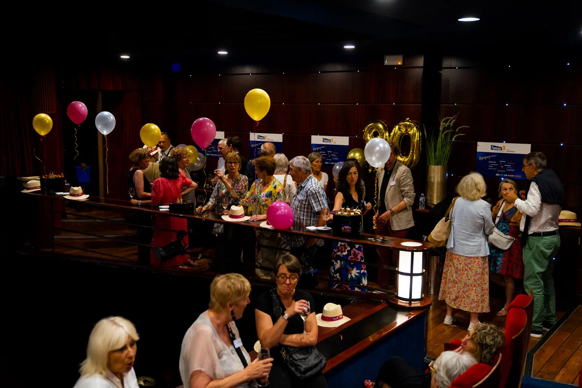 An evening at the Club: balloons, bar and guests